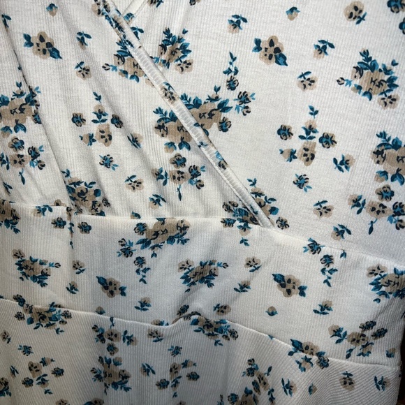 a whte and blue flowery dress - Picture 4 of 4